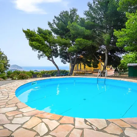 3 Bedroom Awesome In Apartamento